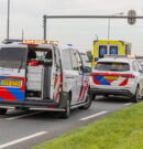 Motorrijder botst achterop auto en raakt gewond